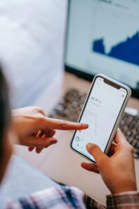 少額投資を夜間取引できるアプリはどれが人気？